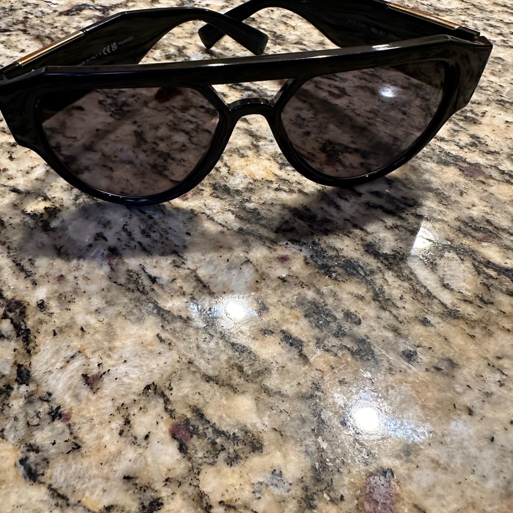 Versace polarized Sunglasses - Picture 2 of 5